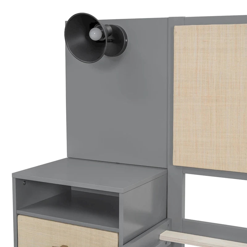 Letto matrimoniale Queen grigio con comodini e lampade sulla testiera, 2 posti letto